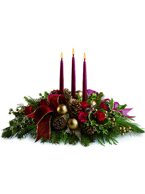 Centrotavola natalizio con tre candele rosse e pigne