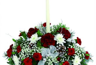 Centrotavola natalizio con rose fiori e candela