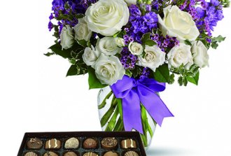 Bouquet di fiori e cioccolatini